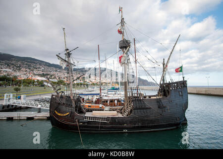 Blick auf eine erstaunliche Nachbildung einer portugiesischen Karavelle Gefäß, daß das Atlantische Meer reisen während der Navigation discovery Ära Pionierarbeit leistete. Stockfoto