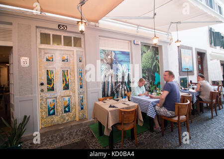 Funchal, Portugal - 14. Juni 2017: berühmte Straße auf Funchal, wo eine Gemeinschaft von Künstlern Urban Art an mehreren Türen gemalt. Stockfoto