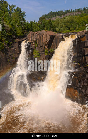 Hoch fällt der Pigeon River in Ontario Stockfoto