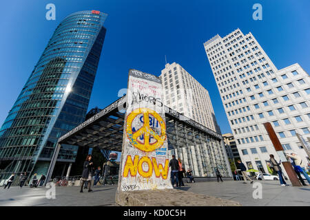 Original Teile der Berliner Mauer am Potsdamer Platz in Berlin, Deutschland Stockfoto