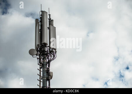 Handy Mobilfunk Sendemast Wolken Stockfoto