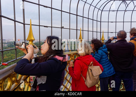 Touristen an der Spitze der Siegessäule in Berlin, Deutschland Stockfoto