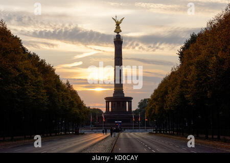 Die Siegessäule bei Sonnenuntergang in Berlin, Deutschland Stockfoto