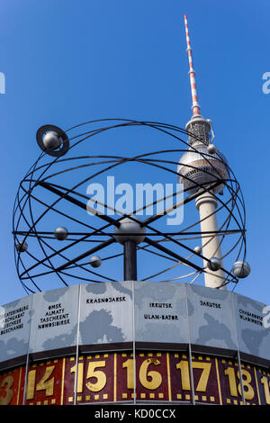 Die Weltzeituhr, die Weltzeituhr und der Fernsehturm am Alexanderplatz in Berlin Stockfoto