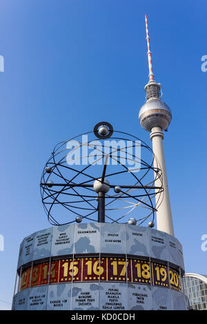 Die Weltzeituhr, die Weltzeituhr und der Fernsehturm am Alexanderplatz in Berlin Stockfoto