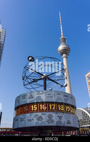 Die Weltzeituhr und den Fernsehturm am Alexanderplatz in Berlin, Deutschland Stockfoto