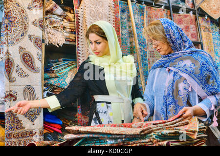 Provinz Fars, Shiraz, Iran - 19. April 2017: zwei modernen iranischen Frauen, junge und reife, in hellen bunten Kopftücher gekleidet, wählen Sie den ite Stockfoto