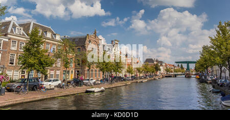 Panorama von historischen Gebäuden an einem Kanal in Leiden, Niederlande Stockfoto