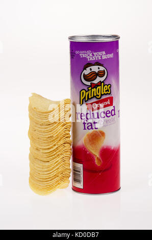 Öffnen kann und Stapel von Fettreduzierten Original Pringles auf weißem Hintergrund Ausschnitt Stockfoto