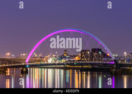 Nacht Lichter und der Clyde Arc Brücke an der Stadt Glasgow in Schottland über den Fluss. Stockfoto