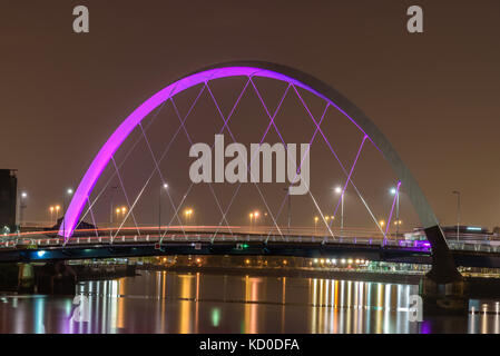 Nacht Lichter und der Clyde Arc Brücke an der Stadt Glasgow in Schottland über den Fluss. Stockfoto