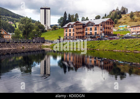 Wasserbehälter und Hotels, Pec pod Snezkou, Tschechische Republik Stockfoto