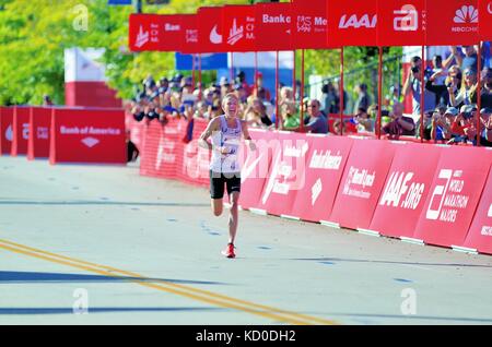 Ein lächelndes Galen Rupp, ganz allein in der Zielgeraden Momente weg von der Ziellinie und gewann die Chicago Marathon 2017. Chicago, Illinois, USA. Stockfoto