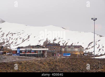 Gudauri Skigebiet in den hohen Kaukasus in Georgien entlang der militärischen Autobahn und in der Nähe der russischen Grenze, außerhalb der Saison Anfang Frühling Stockfoto