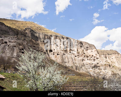 Die höhle Klosteranlage von vardzia im Süden von Georgia, mit Blick auf die steilen Berghang mit zahlreichen Höhlen und auf Treppen und Leitern Stockfoto