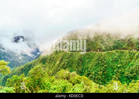 Blick auf den Nebel über dem Tod Straße in die yungas Boliviens Stockfoto