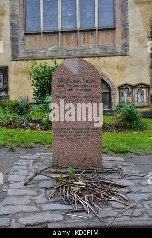 Der Grabstein des Hundes greyfriars Bobby in Edinburgh. Stockfoto