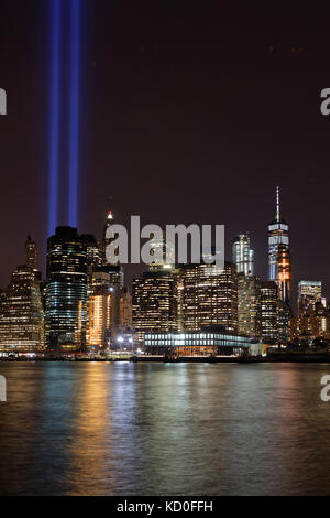 NEW YORK CITY, USA, 11. September 2017 : zwei riesige blaue Lichter am Himmel von Manhattan sind eine Hommage an die Zwillingstürme während der Gedenkfeier zum 16. Jahrestag Stockfoto