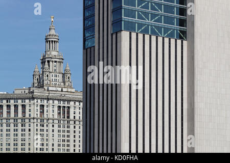 NEW YORK CITY, USA, 11. September 2017 : Manhattan Municipal Building von der Brooklyn Bridge. Das Manhattan Municipal Building ist ein 40-stöckiges Gebäude Stockfoto