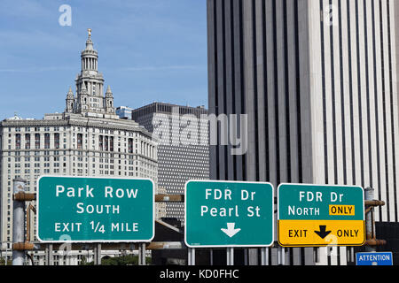 NEW YORK CITY, USA, 11. September 2017 : Manhattan Municipal Building von der Brooklyn Bridge. Das Manhattan Municipal Building ist ein 40-stöckiges Gebäude Stockfoto