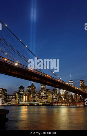 NEW YORK CITY, USA, 11. September 2017 : zwei riesige blaue Lichter am Himmel von Manhattan sind eine Hommage an die Zwillingstürme während der Gedenkfeier zum 16. Jahrestag Stockfoto