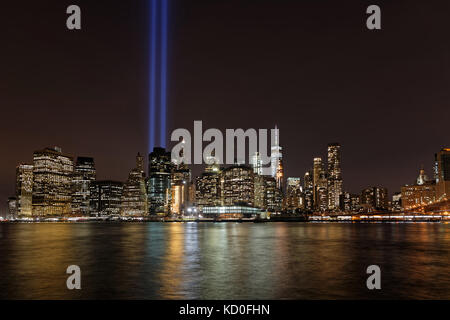 NEW YORK CITY, USA, 11. September 2017 : zwei riesige blaue Lichter am Himmel von Manhattan sind eine Hommage an die Zwillingstürme während der Gedenkfeier zum 16. Jahrestag Stockfoto
