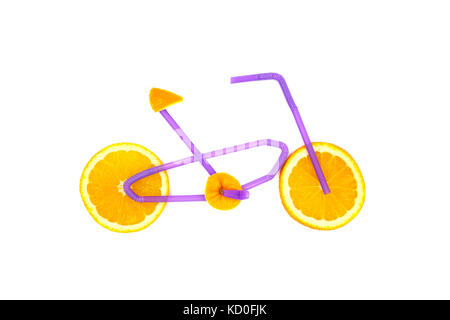 Konzept Foto von einem Fahrrad von Orange Slice wie Räder und violette Farbe strow als Frame, gesund leben, Ernährung, Stockfoto