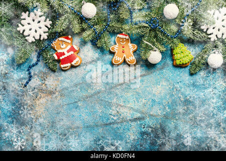 Weihnachten oder Neujahr Hintergrund Mit Gingerbread Man cookies, Tannenbaum und Dekorationen. Ansicht von oben mit der Kopie Platz für Text. Weihnachten, Winterurlaub Stockfoto