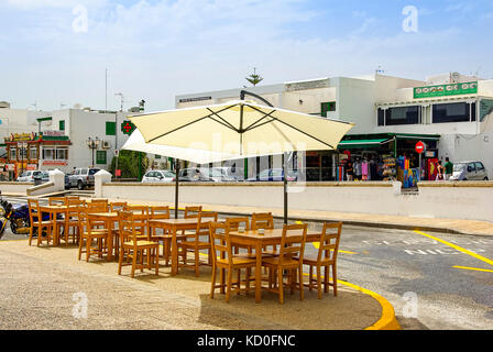 Typische Straßenszene in Playa Blanca auf Lanzarote, Kanarische Inseln, Spanien. Stockfoto