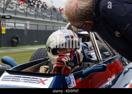 MAGNY-COURS, FRANKREICH, 2. Juli 2017 : Fahrer und Manager sprechen vor dem Rennen. Der erste französische historische Grand Prix findet in Magny-Cours mit einem Lo statt Stockfoto