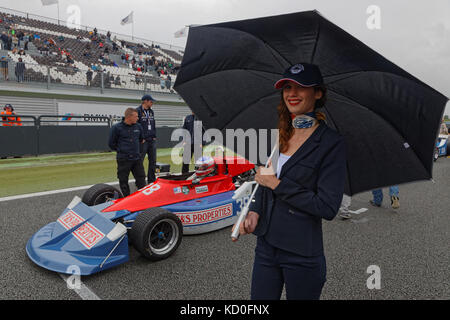 MAGNY-COURS, FRANKREICH, 2. Juli 2017 : Lächeln, Regenschirm und Formel 1. Der erste französische historische Grand Prix findet in Magny-Cours mit viel Anz statt Stockfoto