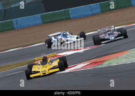 MAGNY-COURS, FRANKREICH, 2. Juli 2017 : drei Formel-1-Autos an der Schikane. Der erste französische historische Grand Prix findet in Magny-Cours mit viel statt Stockfoto