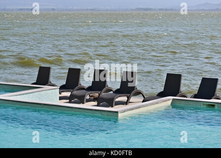 Swimmingpool, der von der See und liegen in einem windigen Sommer Tag Stockfoto