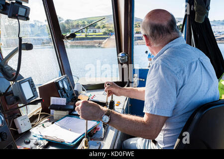 Kapitän der Valentia Island Car Ferry am Steuer Stockfoto