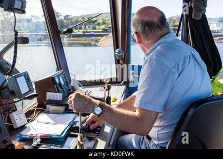 Kapitän der Valentia Island Car Ferry am Steuer Stockfoto