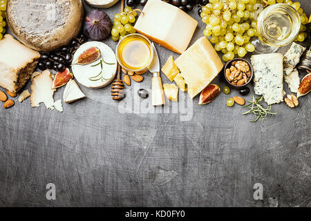 Verschiedene Käsesorten auf Holz Schneidebrett, Ansicht von oben Stockfoto