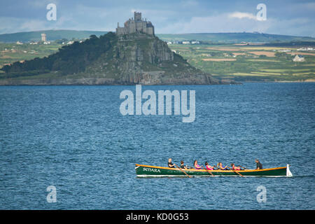 Ein kornisches pilot Gig in Mounts Bay, Penzance, England, Großbritannien Stockfoto