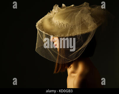 Eine schöne, junge Mädchen mit Vintage Hut in einem Studio Stockfoto