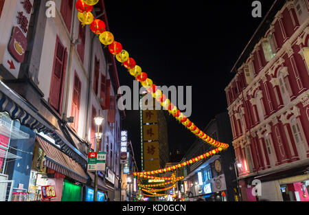 Papierlaternen und Läden in Chinatown Straße bei Nacht, Singapur, Südostasien Stockfoto