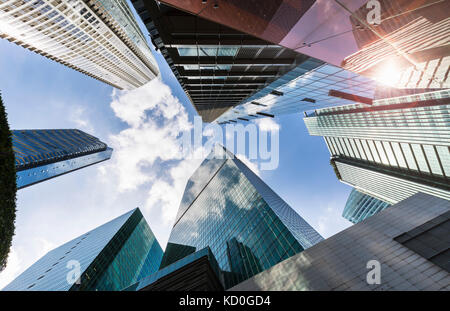 Low Angle View im Finanzviertel Wolkenkratzer, Singapur, Südostasien Stockfoto