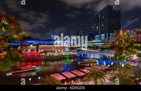Singapore River und die Uferpromenade bei Nacht, Singapur, Südostasien Stockfoto