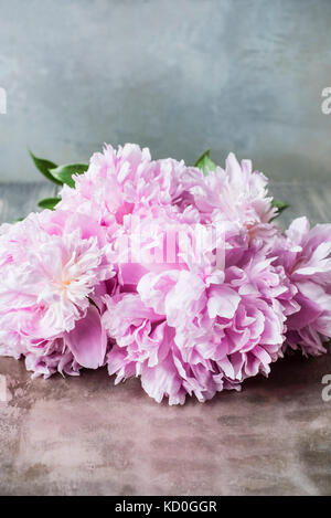 Rosa Pfingstrosen auf Tisch Stockfoto