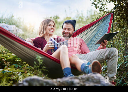 Paar Relaxen in der Hängematte, lächelnd, Krakow, Malopolskie, Polen, Europa Stockfoto
