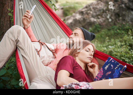 Paar Relaxen in der Hängematte, Krakow, Malopolskie, Polen, Europa Stockfoto