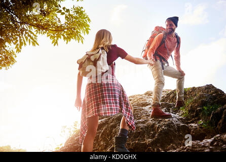 Paar Wandern auf Felsen, Krakow, Malopolskie, Polen, Europa Stockfoto