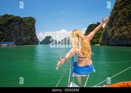 Ansicht der Rückseite Frau auf Yacht, Arme offen, Ko Hong, Thailand, Asien Stockfoto