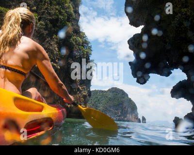 Ansicht der Rückseite Frau Sea Kayaking, Ko Hong, Thailand, Asien Stockfoto