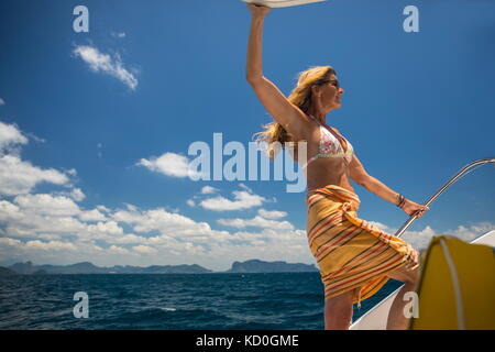 Frau entspannend auf Yachtcharter, Ban Koh Lanta, Krabi, Thailand, Asien Stockfoto