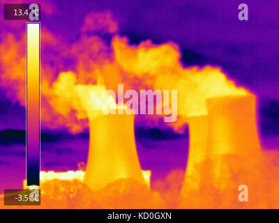 Wärmebild von Power Station, Rauch Gießen von Kaminen Stockfoto