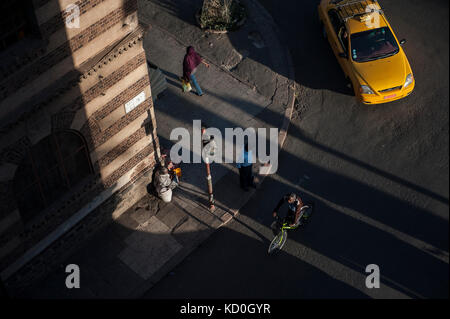 Vue plongeante sur l'Avenue de l'Indépendance en fin de journee. Scene de vie quotidenne dans la capitale Asmara, märz 2013. Straßen Leben Szene in AS Stockfoto